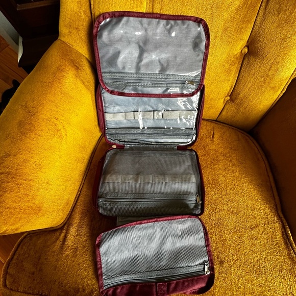 Assortment of makeup bags - Picture 10 of 12